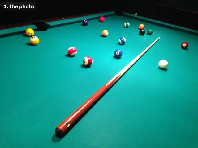 Una foto de una mesa de billar que se convierte, paso a paso, en una máscara del paño, el contorno de la mesa, una máscara de todo lo que no es paño y blobs redondos contorneados, seguida del resultado en tres fotos: 11 de 15, 9 de 12 y 9 de 14 bolas encontradas.